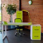 Bureau droit MT1 Elégance - L140 x P67 x H75 cm - pieds blancs - plateau blanc chants vert