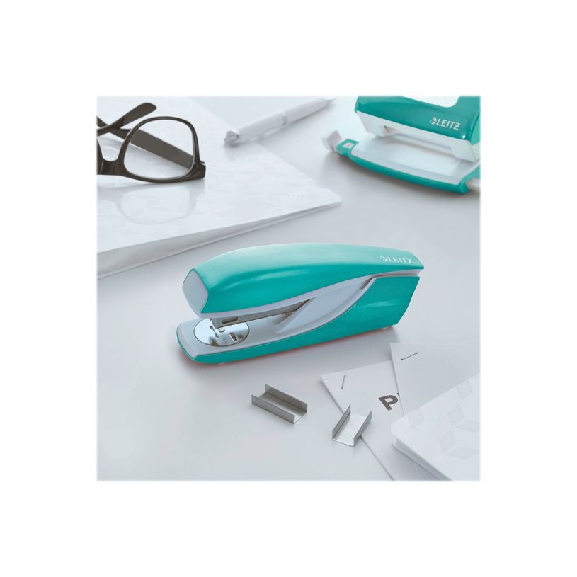 4002432103126-Leitz WOW 5502 - agrafeuse - 30 feuilles - plastique, métal - Bleu iceberg métallisé-P_300015971_3-1